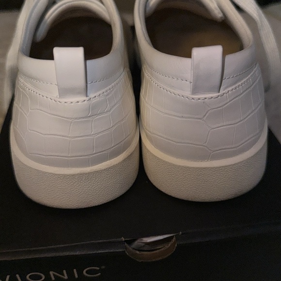 Vionic Winny Sneaker - Picture 2 of 6